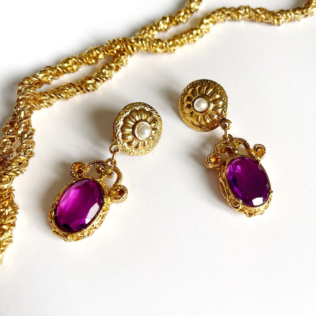 Vintage Necklace With Purple Stones on a Chain.old