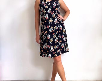 Sukienka mini w stylu lat 90. w ciemne kwiaty | Bezrękawa krótka letnia sukienka w kolorze czarnym, czerwonym, żółtym i zielonym | Rozmiar L