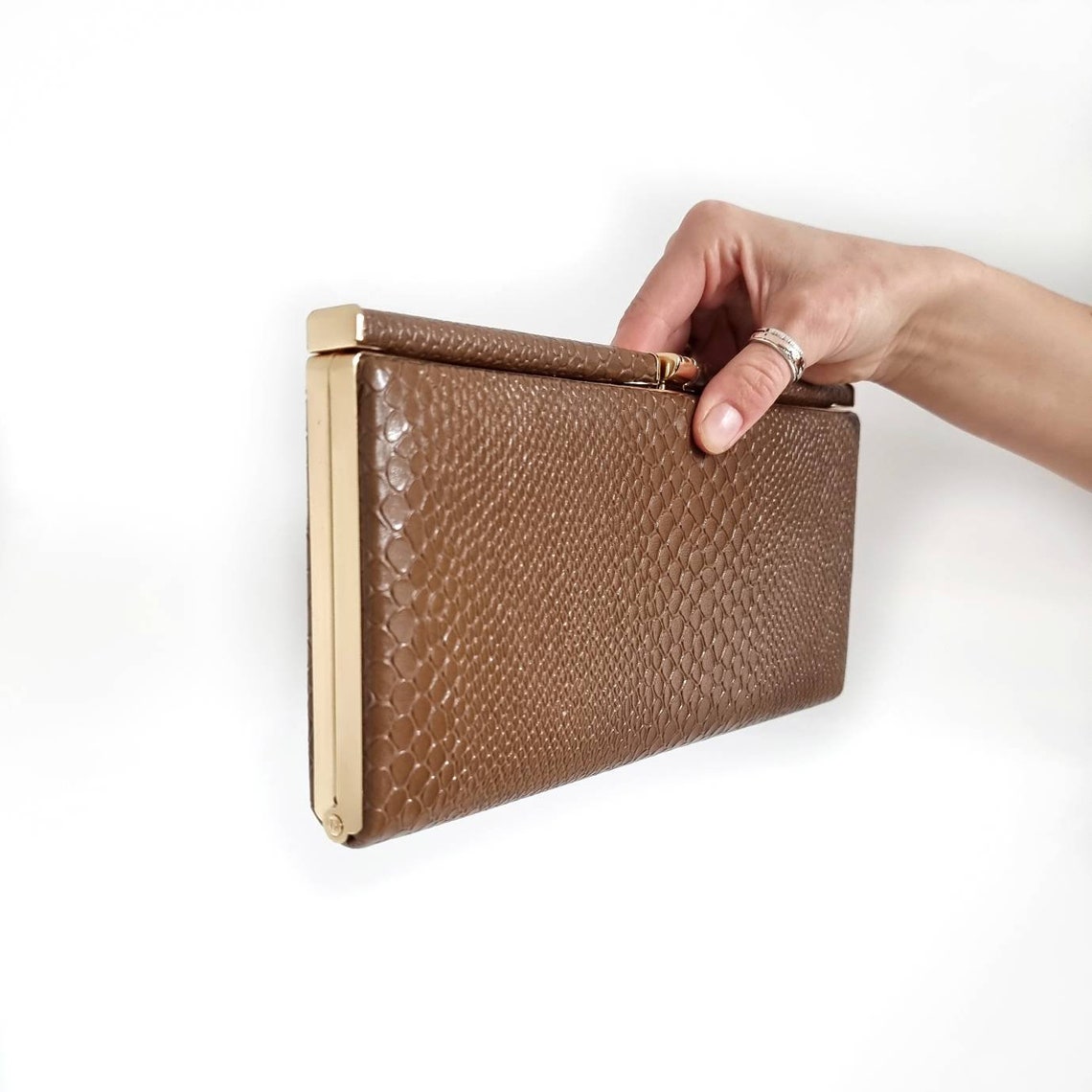 80's Vintage Brown Embossed & Gold Vegan Leather Clutch Bag | Framed Evening Handbag | Made in England, photo 2 sur 5