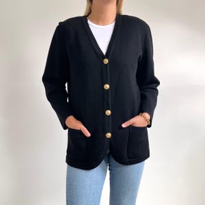 Chaqueta tipo cárdigan de punto negra vintage con botones dorados