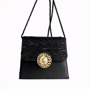 Vintage schwarze Satin Handtasche mit Gold Cameo Münzverschluss | Kleine, strukturierte Stoff-Abendtasche mit langem Seil-Riemen