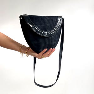 80er Jahre Vintage Schwarze Cord Wildleder & Lackleder Handtasche | Mittelgroße ovale Tasche mit langem Schultergurt | Hergestellt in Frankreich