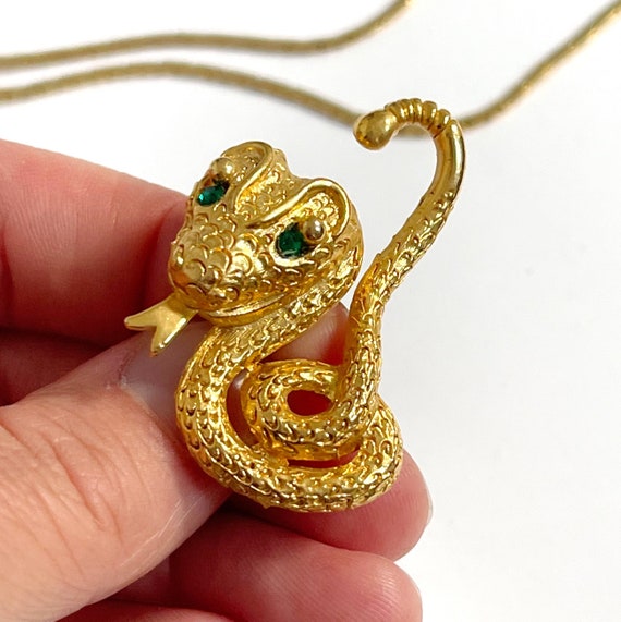 ブローチ・コサージュ CASSANDRE IN TIGER'S EYE, SUNSTONE AND L BROOCH 80's Snake Brooch // Textured Gold Plated Cobra With Green