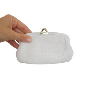 Cartera vintage de cuero blanco con cierre de marco dorado para mujer