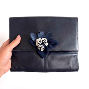 Bolso de mano vintage de piel azul marino con ramillete de flores y correa de cadena / Bolso de mano tipo sobre de noche
