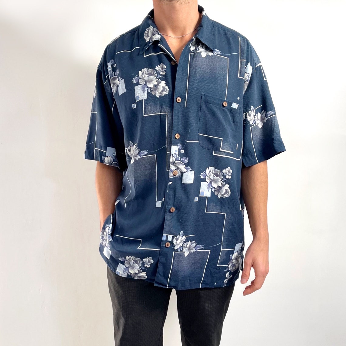 Vintage Men's Floral Geometric Silk Shirt in Navy Blue | Short Sleeve Shirt | Large, foto 1 de 5