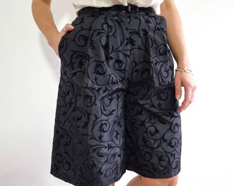 Vintage Damen Smart Black Shorts / Samt Print Schwarze Taft Shorts / Skort