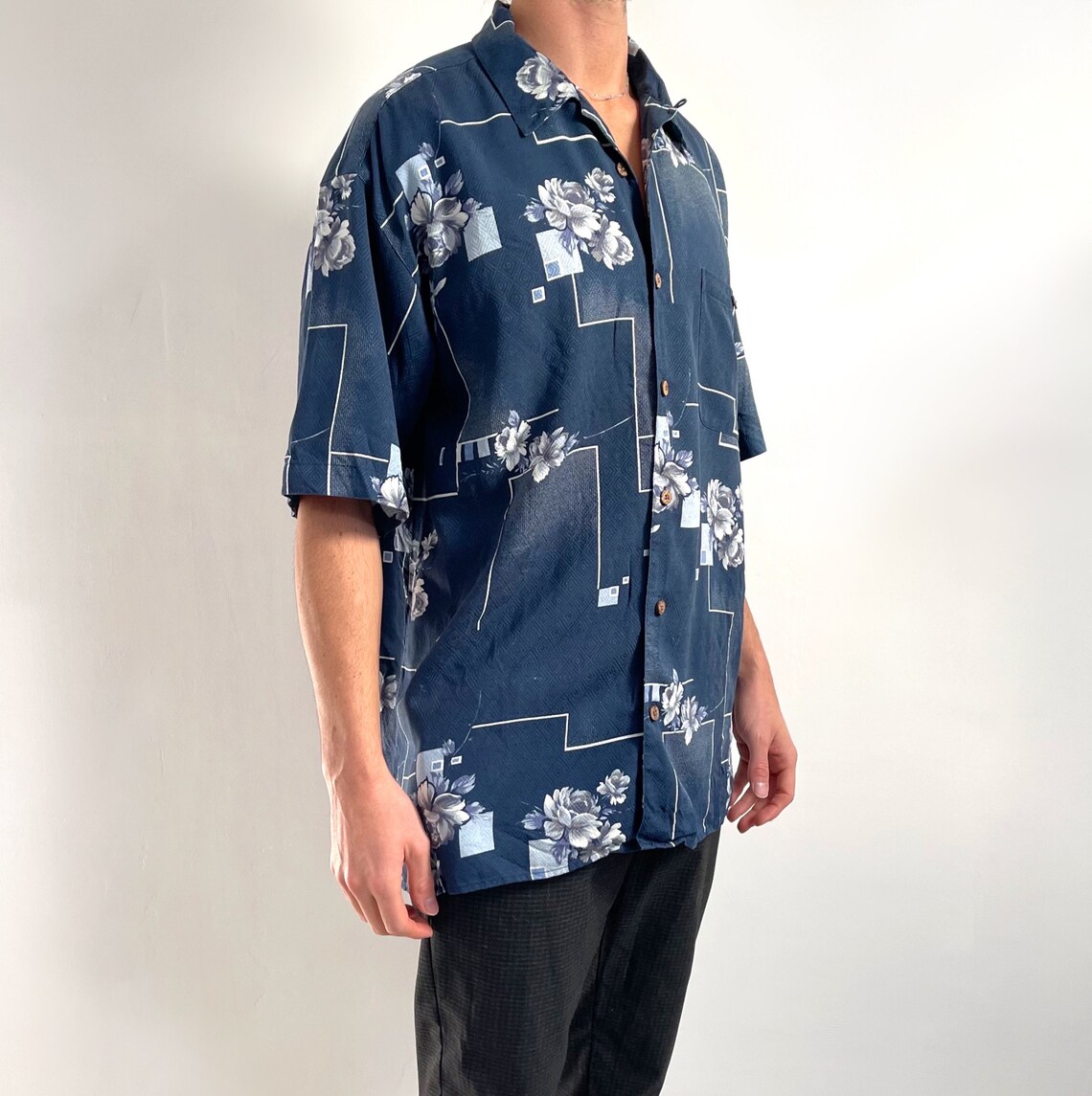 Vintage Men's Floral Geometric Silk Shirt in Navy Blue | Short Sleeve Shirt | Large, foto 2 de 5