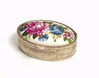 Pastillero floral vintage / Pequeña caja ovalada grabada en plata y oro con tapa de porcelana