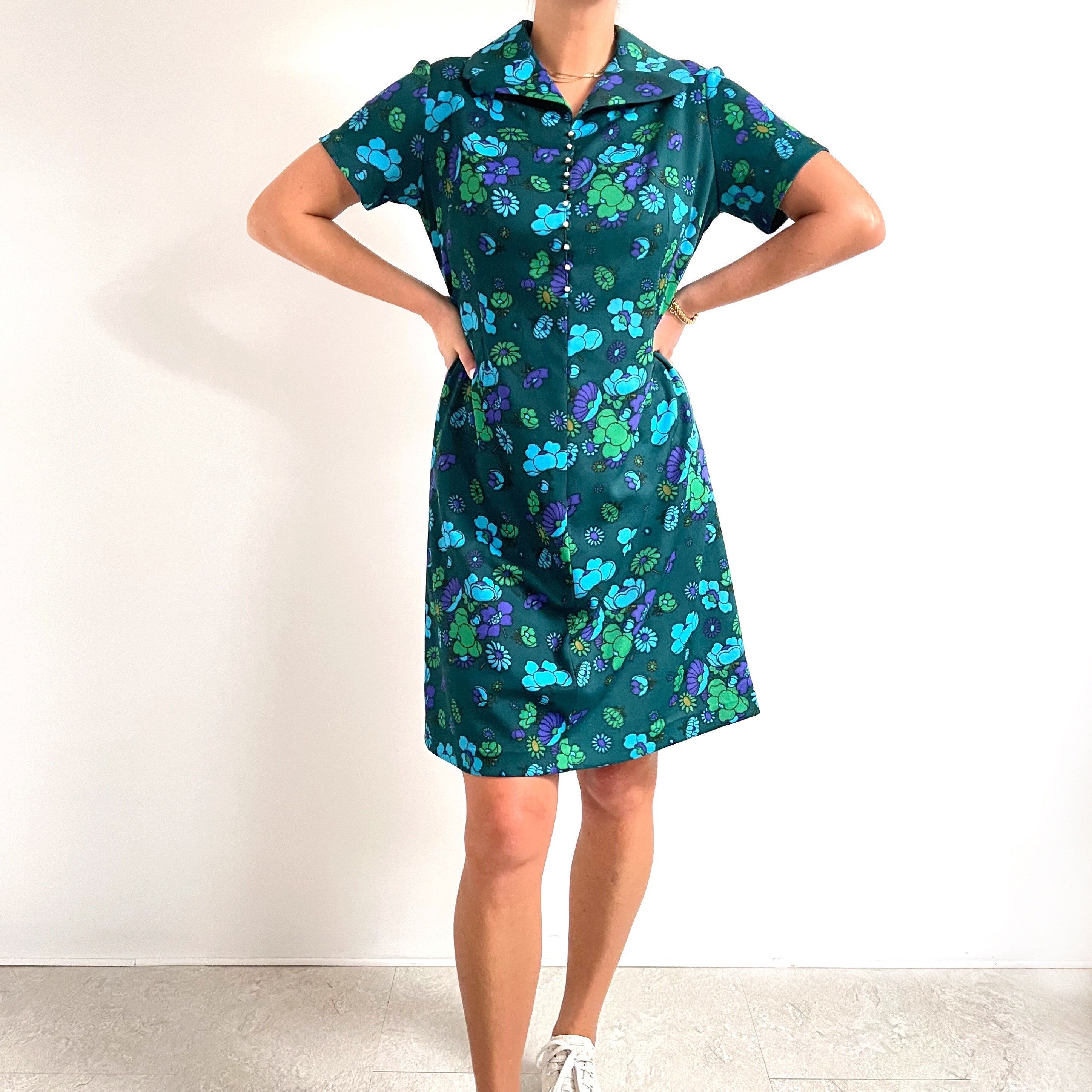 60's Vintage Dark Green Midi Dress | Floral Summer Shirt Dress w Pearl Buttons | Medium