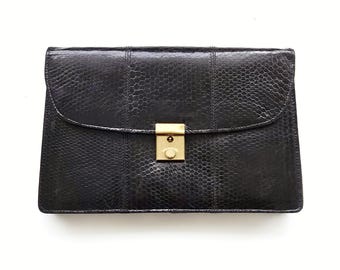 Sac vintage en cuir de peau de serpent noir avec fermoir doré | Pochette enveloppe en cuir animal