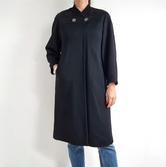 Vintage Black Wool Ladies Coat W Textured Fur Trim Collar Smart