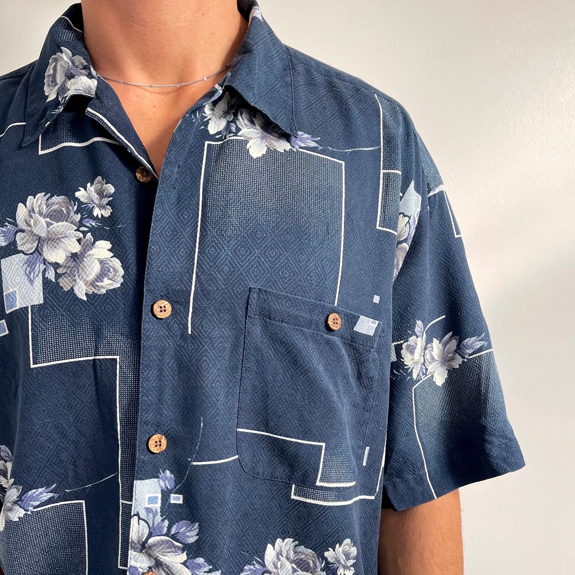 Vintage Men's Floral Geometric Silk Shirt in Navy Blue | Short Sleeve Shirt | Large, foto 3 de 5