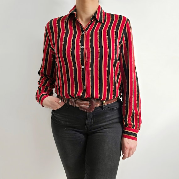 Blusa de seda con estampado de tiras y hebillas vintage de los