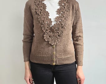 Cardigan vintage marrone fatto a mano con colletto in maglia floreale / Maglione lavorato a maglia di tendenza / Taglia S - Media