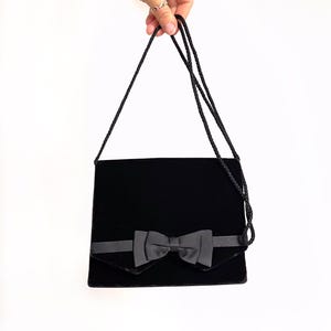 Vintage schwarze Samt Handtasche mit Satin Schleife | Abendtasche aus Stoff mit langen Riemen | Klein