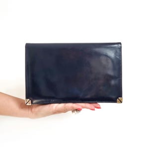 Bolso de mano vintage de piel azul marino con detalle de borde dorado / Cartera elegante tipo sobre