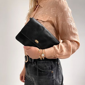 Vintage Schwarze Umschlag Handtasche mit Gold Verschluss | Smart Slim Medium Ledertasche mit langem dünnen Riemen