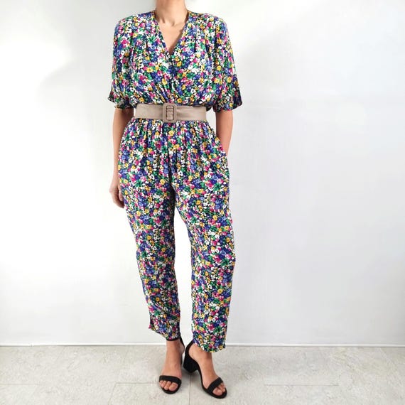 ジャンプスーツ(花柄) ヴィンテージの明るい花柄ラップスタイルジャンプスーツ