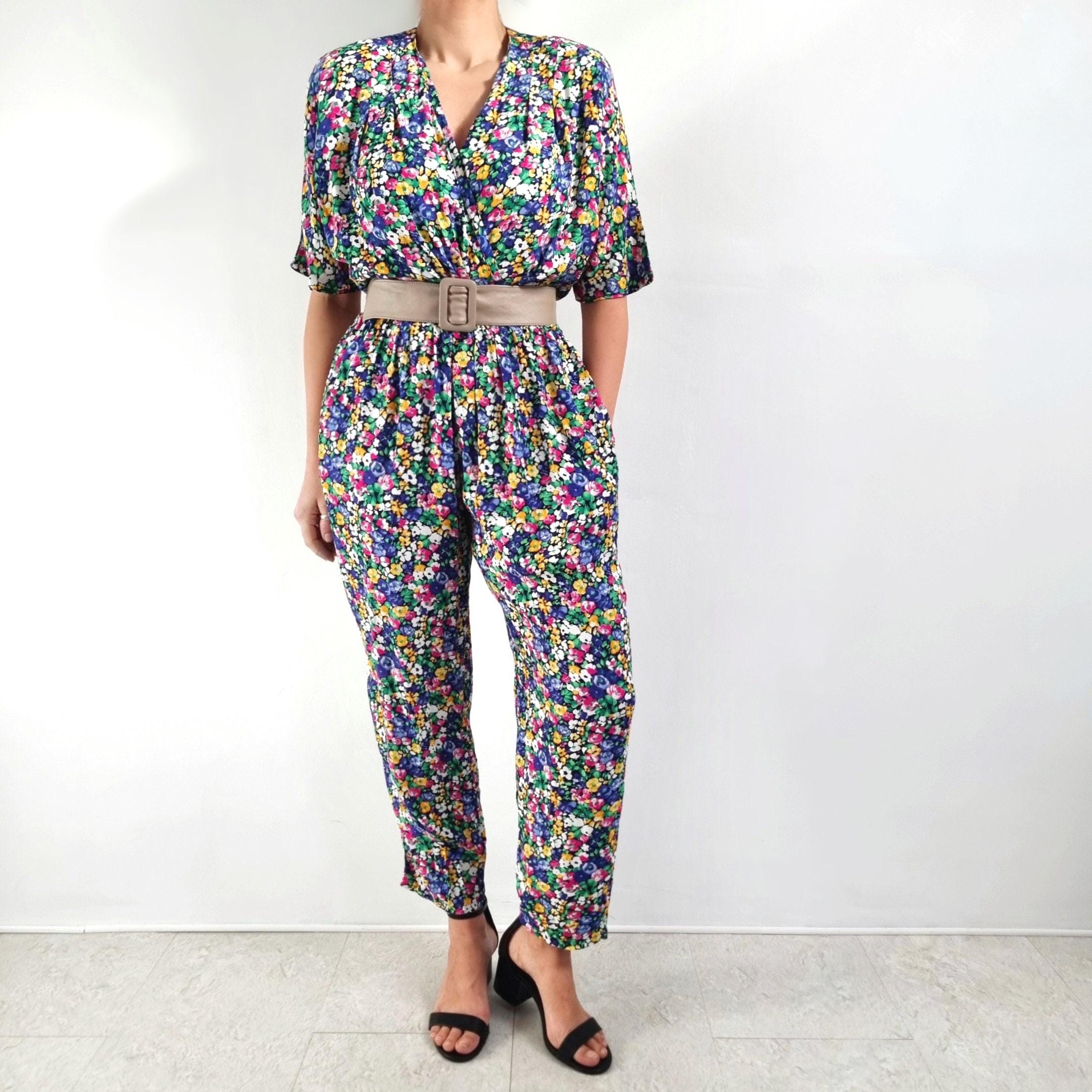 ジャンプスーツ(花柄) ヴィンテージの明るい花柄ラップスタイルジャンプスーツ