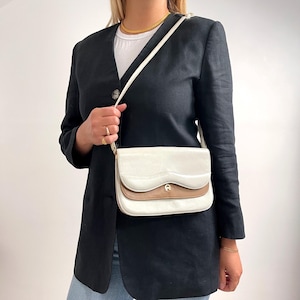 Vintage ETIENNE AIGNER Creme & Beige Ledertasche | Kleine Designer Schultertasche mit langem schmalen Riemen