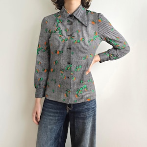 Op de afbeelding: Een rustiek houten bord met de tekst "Welcome to our home" in witte letters. Het bord heeft een verweerde afwerking en een eenvoudig, uitnodigend ontwerp, ideaal voor entree decoratie.