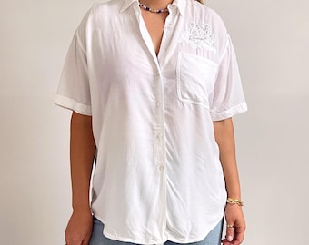 90s Vintage Boyfriend Fit White Blouse Embroidered w Lepard / Tiger | Oversized White Ladies Summer Shirt | Medium - Large