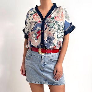Chemisier imprimé Paris vintage des années 80 en bleu marine, rouge, vert et blanc | Haut à manches courtes à thème français | Moyenne