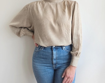 Camicetta vintage in jacquard di seta beige / Camicia elegante a maniche lunghe con collo alto e fiocco / Taglia M