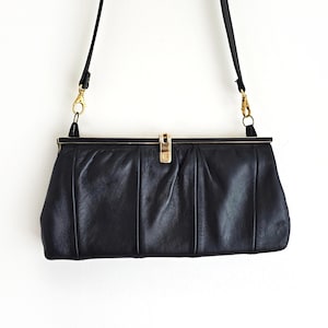 Vintage Pierre Cardin Schwarze Vegan Leder Handtasche mit Gold Detail | Lange Bügeltasche | Kupplung