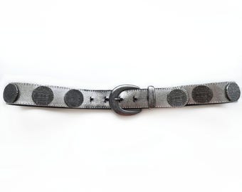 Ceinture en cuir argenté vintage avec boucle bronze et clous en forme de disque | tendance, ceinture métallique fantaisie pour femme | Moyenne - Grande