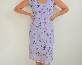 Vintage lila Blumen Midi Kleid | Diagonal geschnittenes Sommerkleid | Mittel - Groß