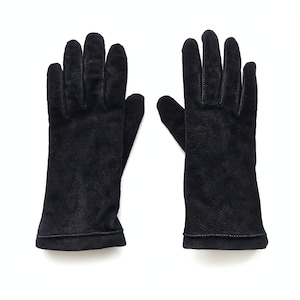 Puede incluir: Un par de guantes negros hechos de un material suave similar al ante. Los guantes tienen un diseño clásico con un exterior liso y un puño cosido. Los guantes se muestran sobre un fondo blanco.