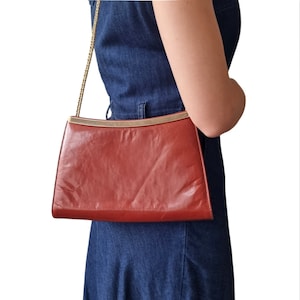 Vintage Rostbraune Ledertasche mit Goldkettengurt | Kleine Tasche mit Golddetail | Clutch Tasche | Hergestellt in Italien