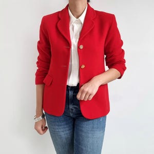 Blazer in lana rossa vintage anni &#39;90 con bottoni dorati / giacca da donna elegante / piccola / realizzata nel Regno Unito