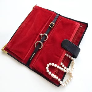 Portagioie vintage in pelle nera e velluto rosso, organizer per trucchi / borsa da viaggio da donna / prodotto in Spagna