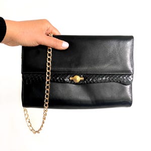 Bolso de mano pequeño vintage de piel negra tipo sobre o bandolera con correa de cadena dorada