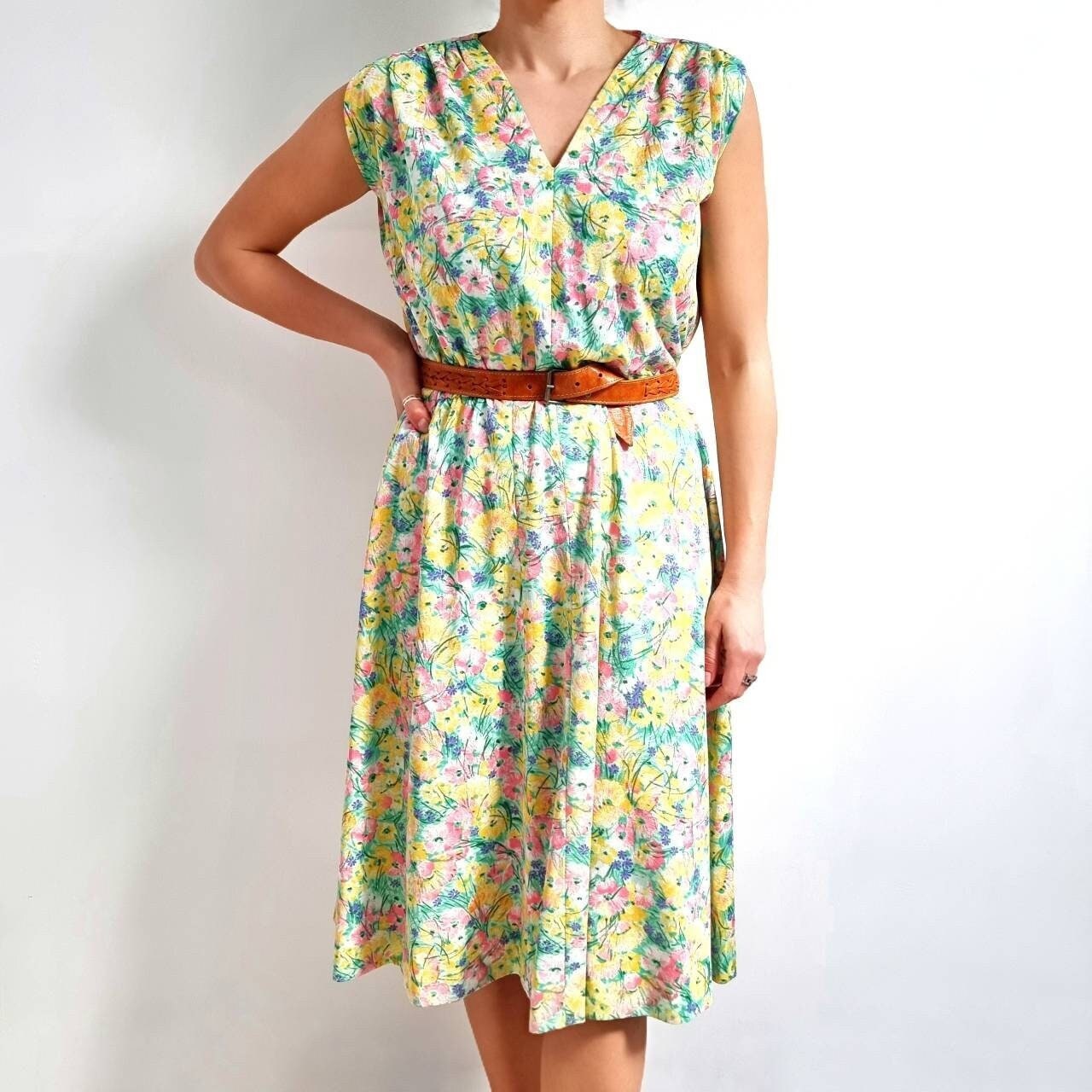 ヴィンテージの明るい花柄ドレス // ミディ、Vネックのノースリーブ