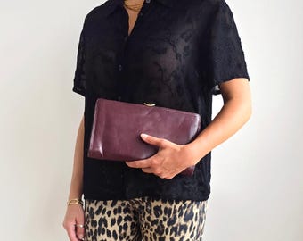 Bolso de hombro vintage morado berenjena con correa larga y cierre dorado / Elegante bolso de mano de cuero vegano con marco