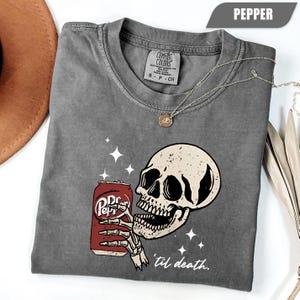 Dr. Pepper Till Death-shirt, Dr. Pepper T-shirt, Dr. Pepper-skeletshirt, Dr. Pepper cadeau, cadeau voor haar, cadeau voor hem, trendy grafisch T-shirt