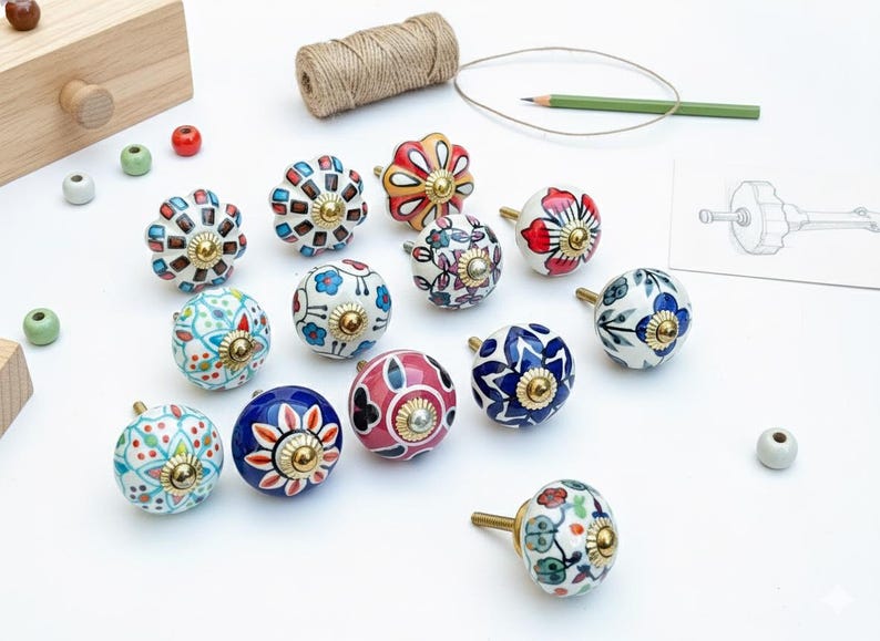 Pu&ograve; includere: Un cartello in legno fatto a mano con la scritta "Welcome to our home" in stile scritto a mano. Il cartello &egrave; dipinto di bianco con una finitura invecchiata e un bordo marrone scuro. Progettato per uso interno o esterno.