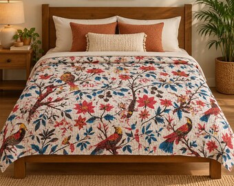 Witte Kantha-quilt van katoen met vogel- en bloemenmotief, Queen-formaat (238 x 274 cm), handgestikte rode bloemen en blauwe bladeren.