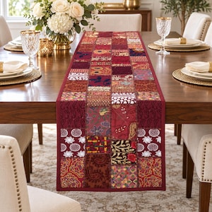 Chemin de table en coton brodé à la main, style bohème, idéal pour les fêtes et les mariages. Motif patchwork bordeaux, 45,7 x 152,4 cm.