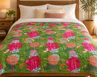 Groene katoenen Kantha-quilt met grote bloemenprint, Queen 90x108 inch, handgestikte roze en oranje bloemensprei