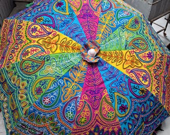 Bunter Patchwork-Sonnenschirm-Regenschirm, handgemachter bestickter Baumwollboho-Sonnenschirm, indischer ethnischer im Freien Sonnenschutz, Hochzeitsdeko