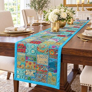 Chemin de table patchwork 45,7 x 152,4 cm (18 x 60 pouces) en coton bleu brodé, décoration de table à manger, centre de table bohème coloré pour cuisine, mariage indien, pendaison de crémaillère