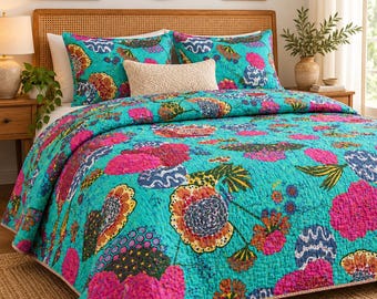 Turquoise katoenen Kantha-quilt met groot bloemenpatroon, queensize (90x108 inch), handgestikt, kleurrijk botanisch sprei.