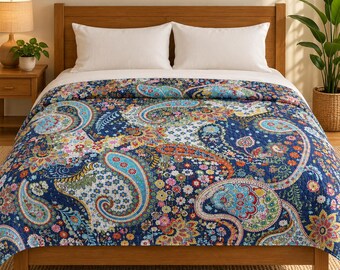 Marineblauwe katoenen Kantha-quilt met paisleyprint, handgemaakt dekbedovertrek voor een tweepersoonsbed (90x108 inch), kleurrijk bloemenpatroon.