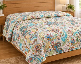 Witte, veelkleurige katoenen Kantha-quilt met paisleyprint, handgestikt, queensize bedsprei van 90x108 inch met bloemdetails.