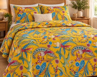 Mosterdgele Kantha-quilt met vogelprint, katoenen sprei voor een tweepersoonsbed (90x108 inch), handgestikt bloemenpatroon.